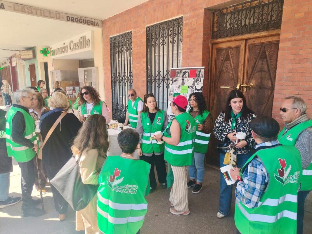 Peñaranda de Bracamonte planta tulipanes en la Plaza del Encuentro por el Día Mundial del Parkinson