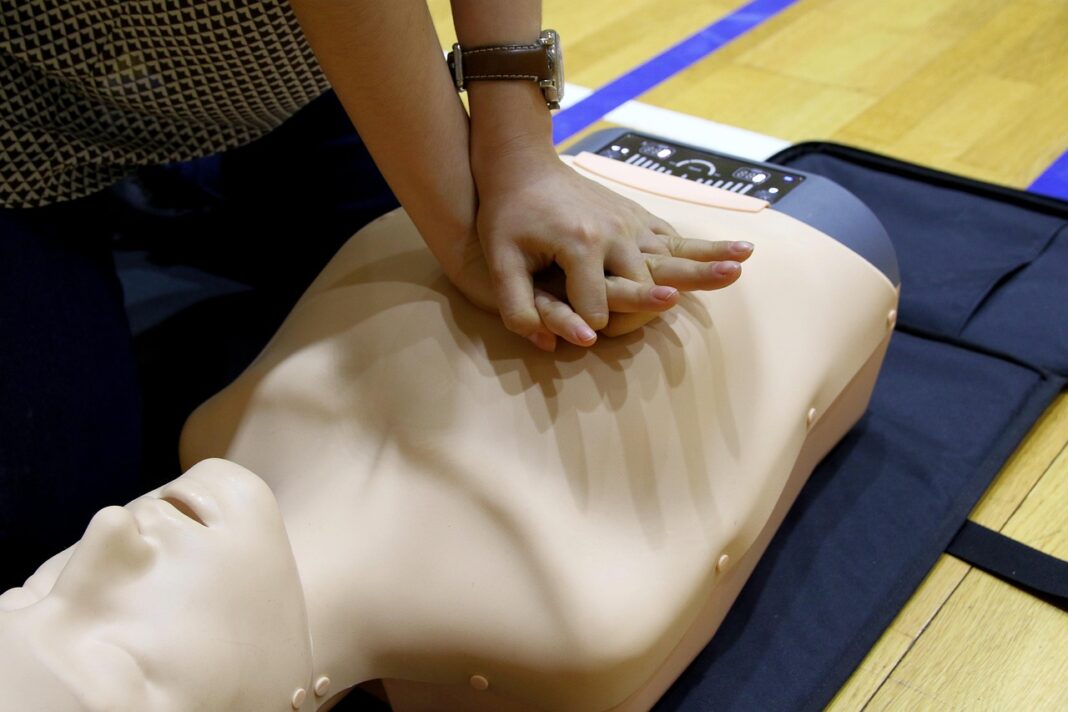 La Sociedad Española de Cardiología reclama formación en reanimación cardiopulmonar en los colegios ante el 35% de menores con riesgo cardiovascular